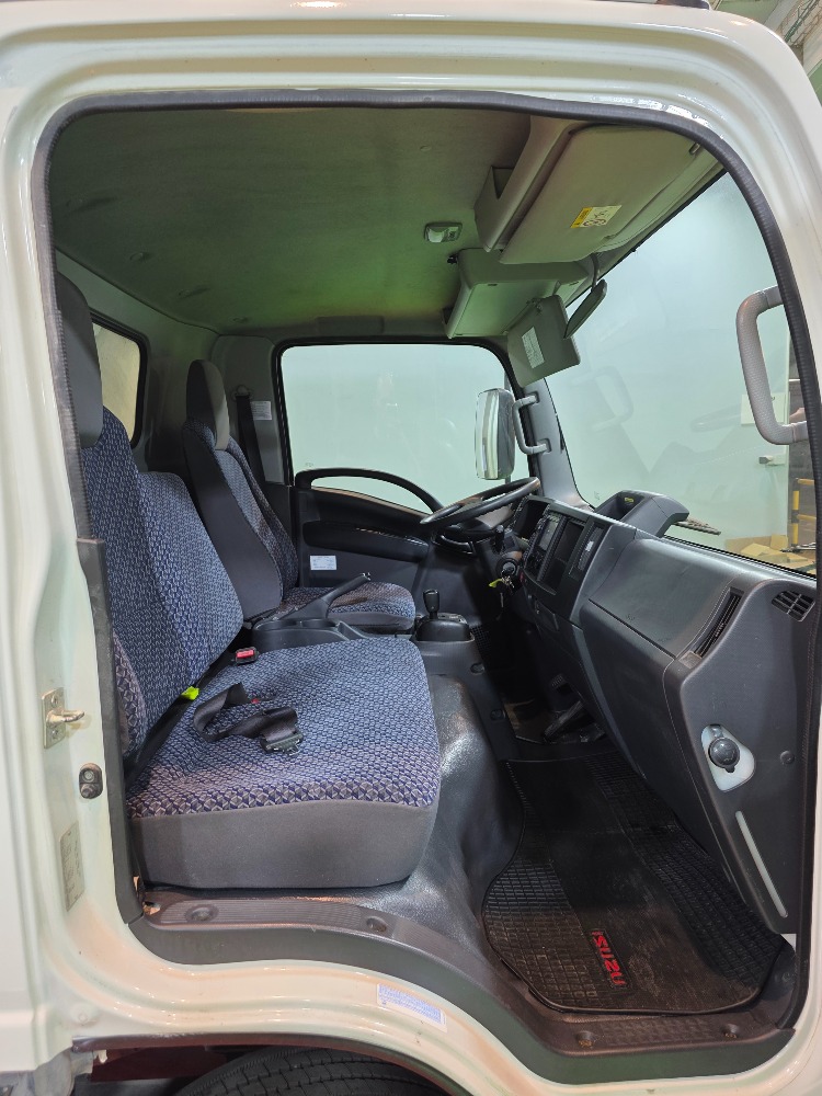 טון 7.5 ארגז סגור| איסוזו אתר מכירות משאיות יד שניה