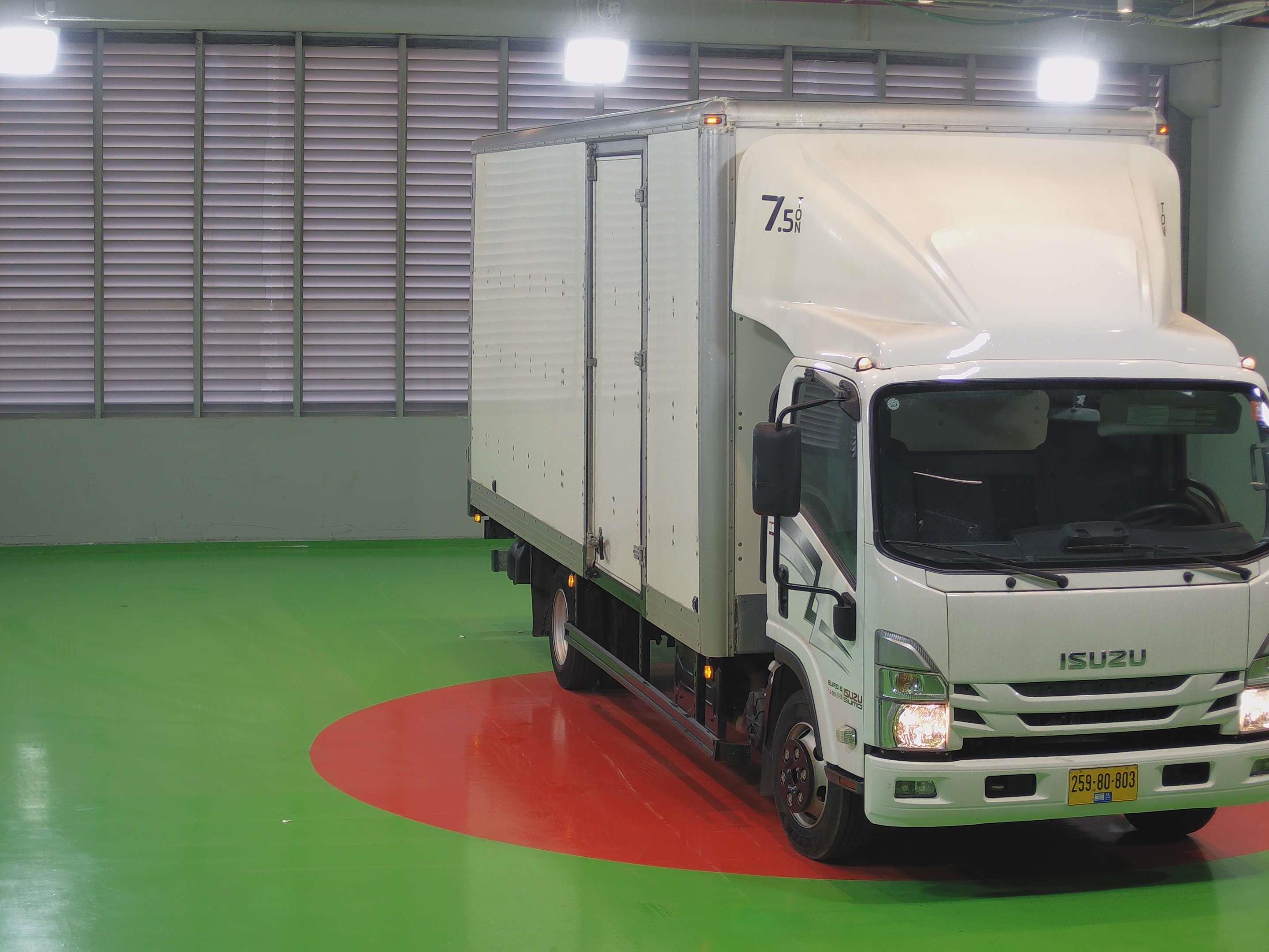 טון 7.5 ארגז סגור| איסוזו אתר מכירות משאיות יד שניה