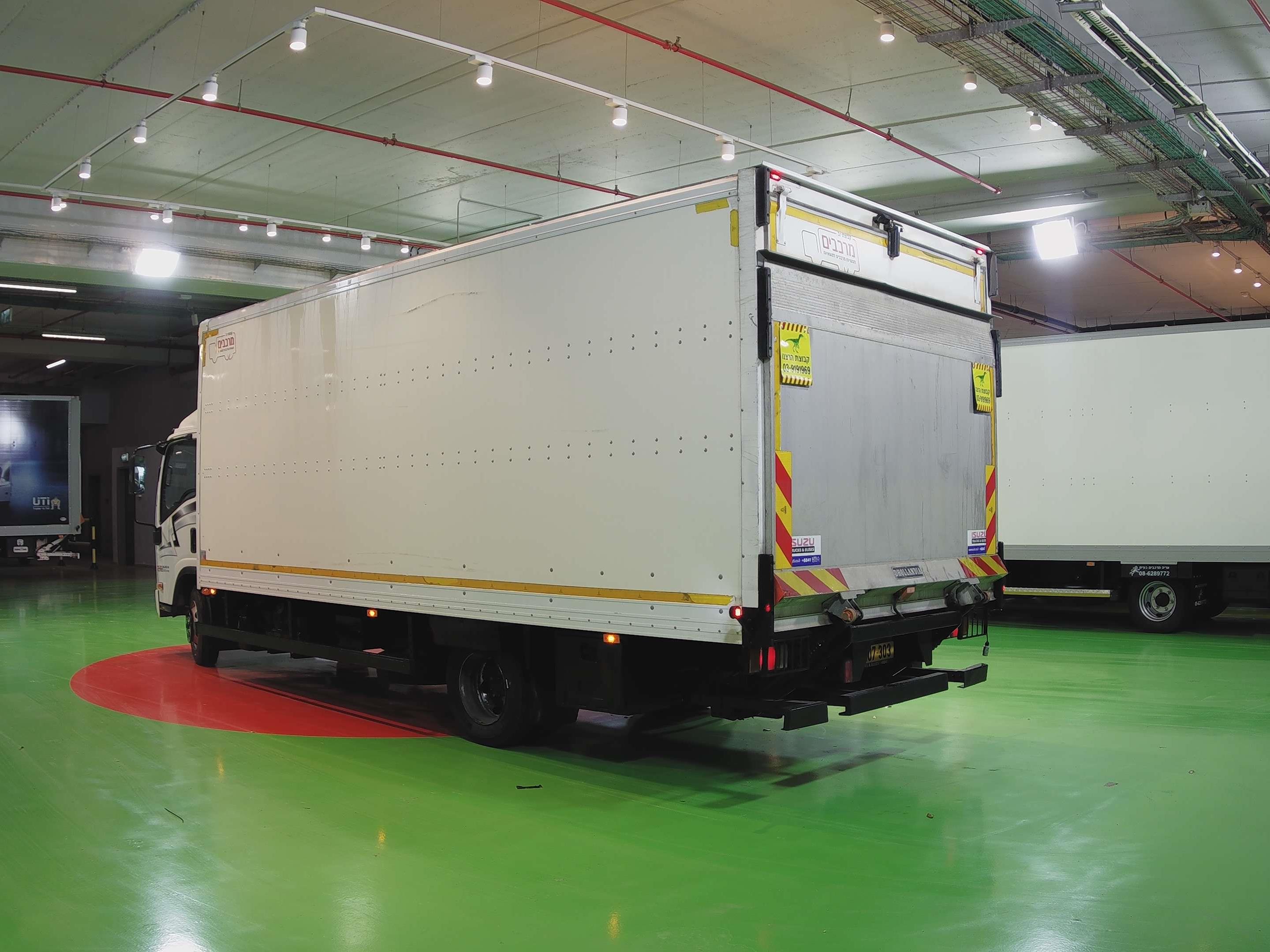 טון 7.5 ארגז סגור| איסוזו אתר מכירות משאיות יד שניה