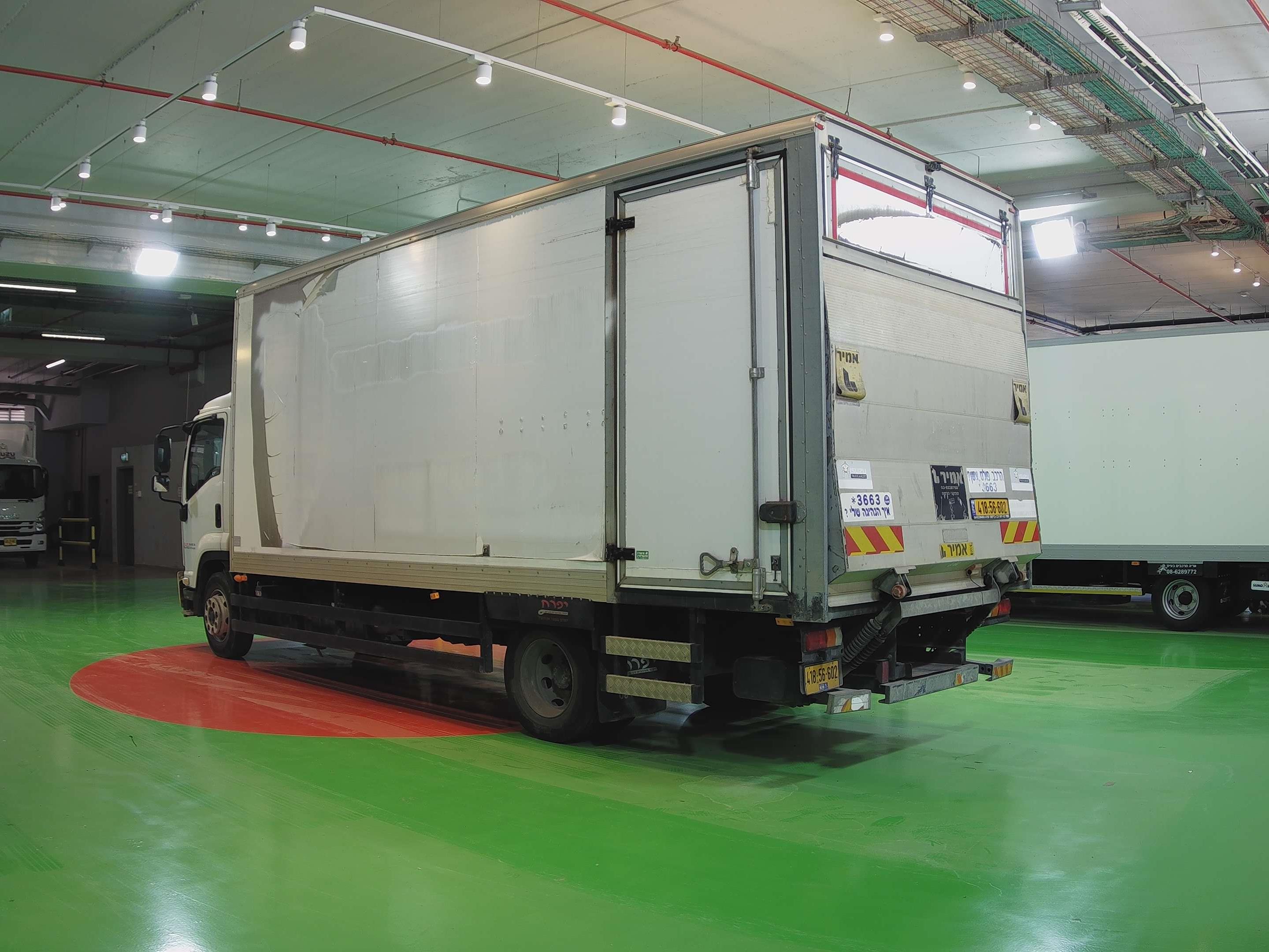 טון 13.5 ארגז סגור| איסוזו אתר מכירות משאיות יד שניה